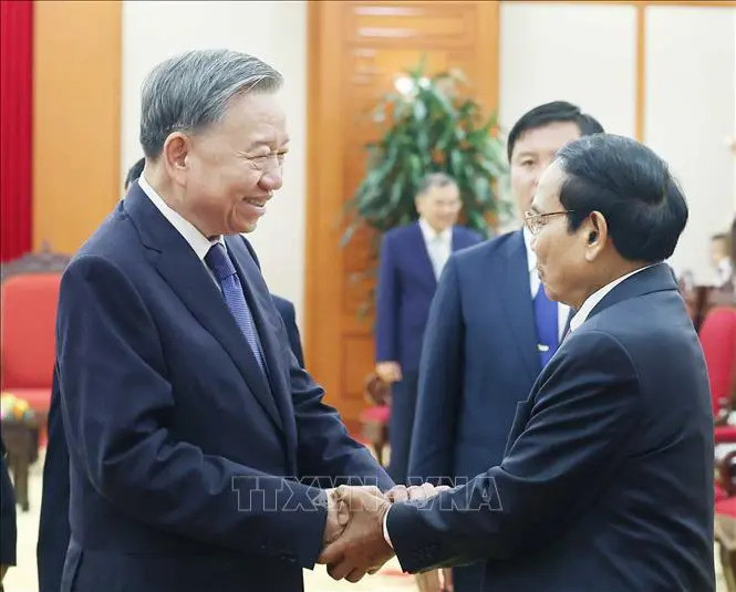 Party General Secretary To Lam (L) and Permanent member of the LPRP Central Committee’s Secretariat and State Vice President of Laos Bounthong Chitmany. (Photo: VNA)