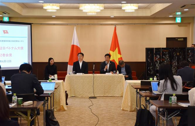 Vietnamese Ambassador to Japan Pham Quang Hieu (right) and Yamanashi Governor Nagasaki Kotaro at the press conferene. (Photo: VNA)