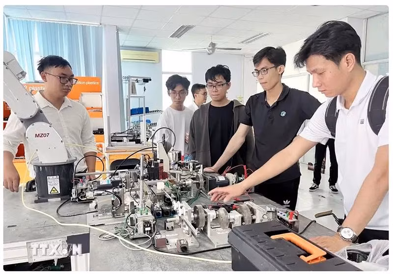 Students at the training centre of the Saigon Hi-Tech Park (Photo: VNA)