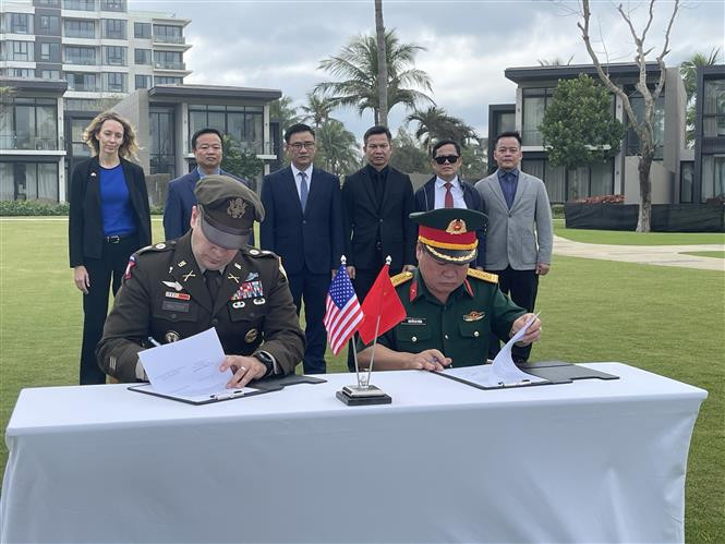The representatives from Vietnam and the US at the 168th repatriation ceremony of US military remains missing in action (MIA) during the war in Vietnam. (Photo: VNA) 