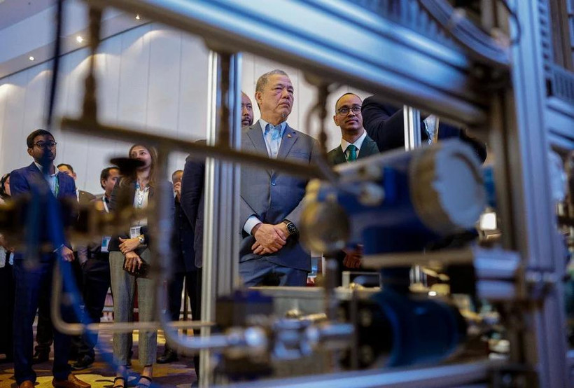 Deputy Prime Minister Fadillah Yusof visiting a booth after launching the ASEAN Green Hydrogen Conference 2024 (Photo: Bernama)