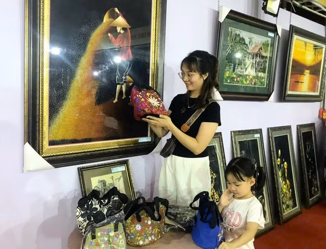 Visitors at the festival. (Photo: chinhphu.vn)