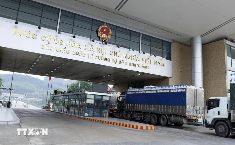 Vehicles crossing the Kim Thanh International Land Border Gate No. 2 in Lao Cai (Photo: VNA)