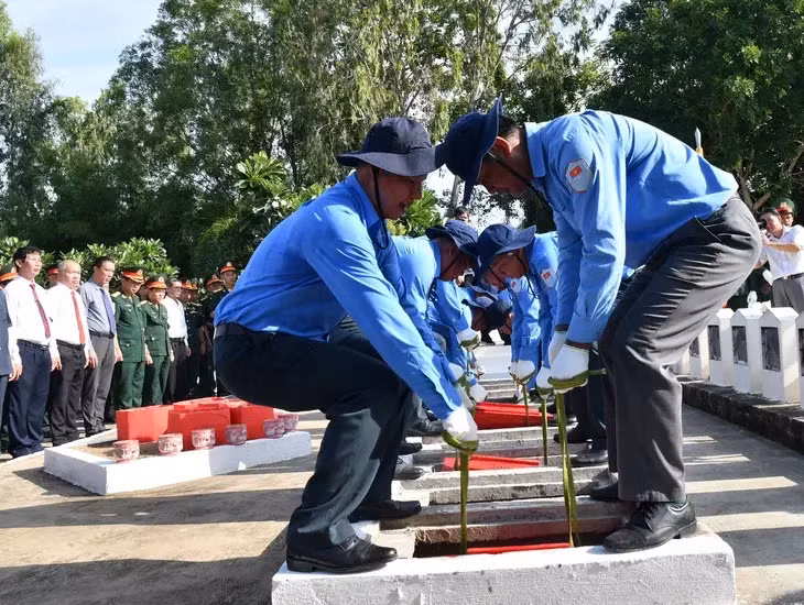At the reburial cerremony in An Giang (Photo: VNA)