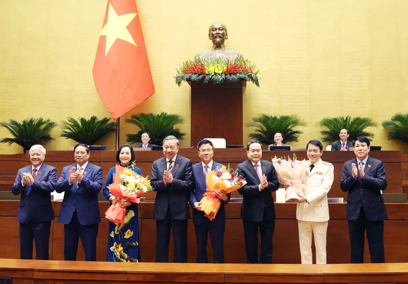 Party and State leaders presented flowers to congratulate Vice Chairwoman of the National Assembly Nguyen Thi Thanh, Deputy Prime Minister Le Thanh Long and Minister of Public Security Luong Tam Quang. (Photo:VNA)