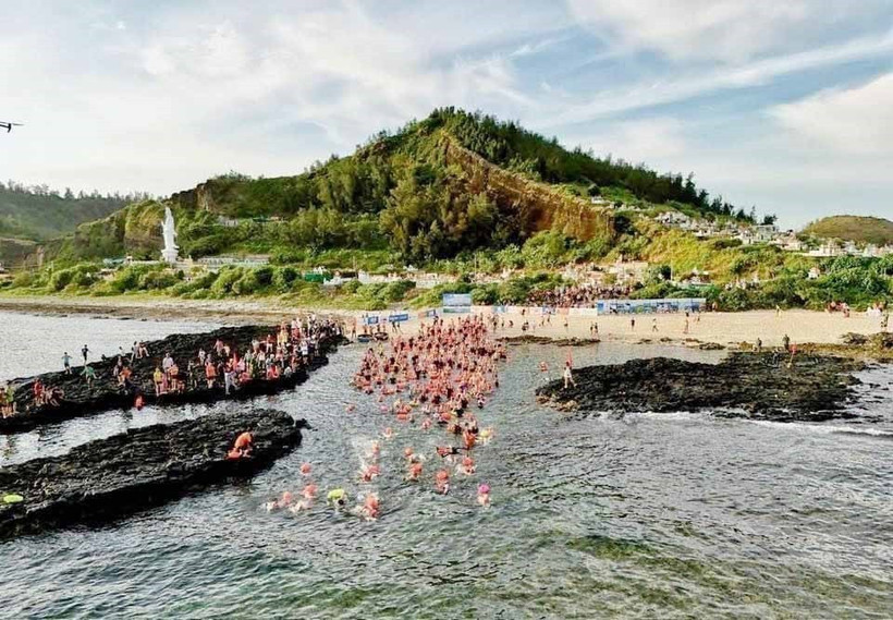 Some 350 swimmers join in the 5-km event which started at To Vo Gate on Lon (Big) island and ended at Be (Small) island. (Photo: VNA)