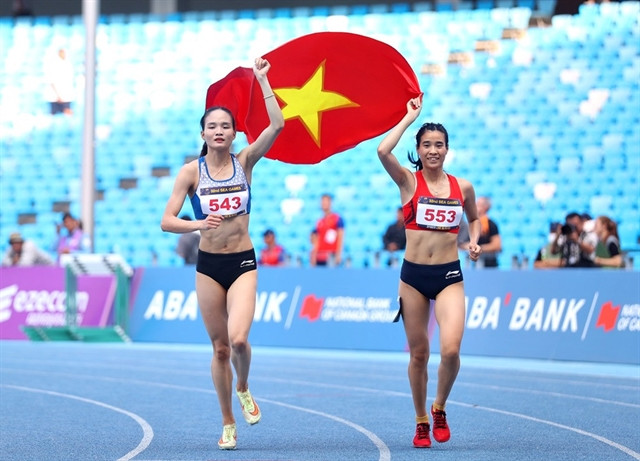 Bui Thi Ngan (right) and teammate Nguyen Thi Thu Ha seen celebrating when they won top two places at the 32nd SEA Games' 800m event. Ngan takes gold in the women's 1,500m at the 2024 Taiwan Athletics Open on June 1. (Photo: VNA)
