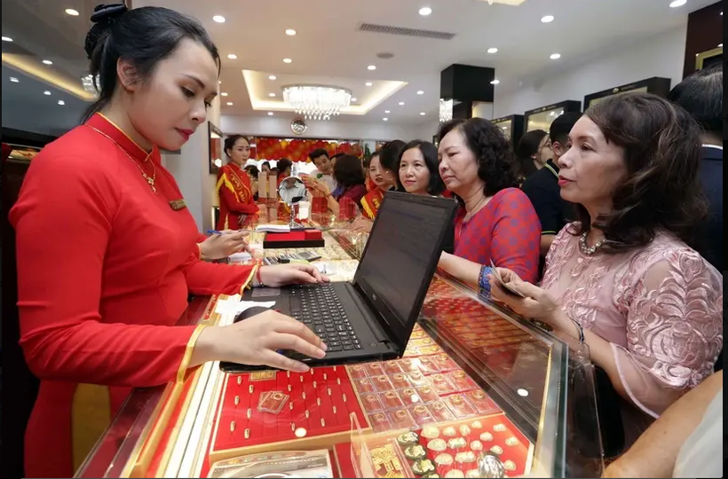 At a gold shop run by the Bao Tin Manh Hai gold company (Photo: VNA)