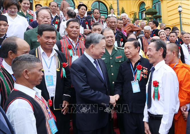 President To Lam and outstanding ethnic representatives (Photo: VNA)