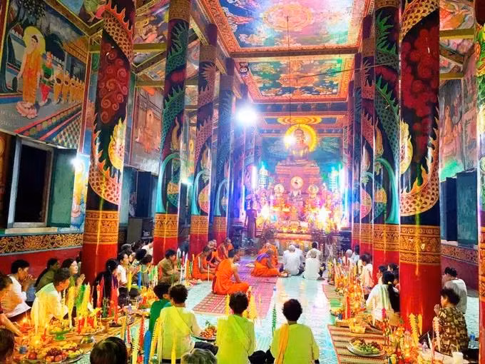 Khmer people practice rituals of Sene Dolta festival at a pagoda (Photo: VNA)