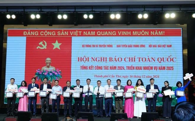 Editor-in-chief of VietnamPlus Tran Tien Duan (third, from right) gets the certificate for a press agency with excellent digital transformation maturity. (Photo: VNA)