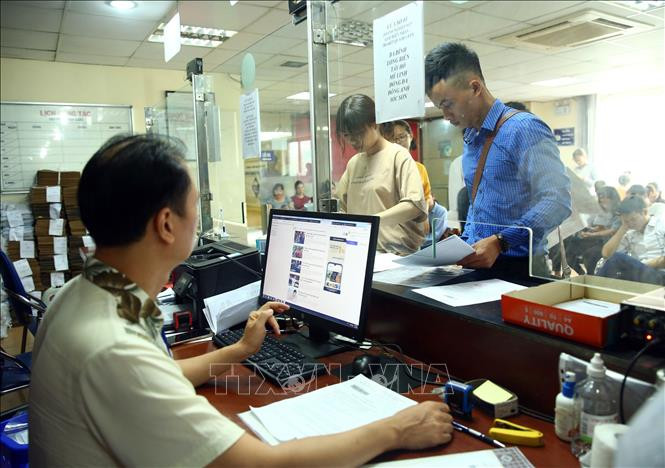 At a business registration office in Hanoi (Photo: VNA)