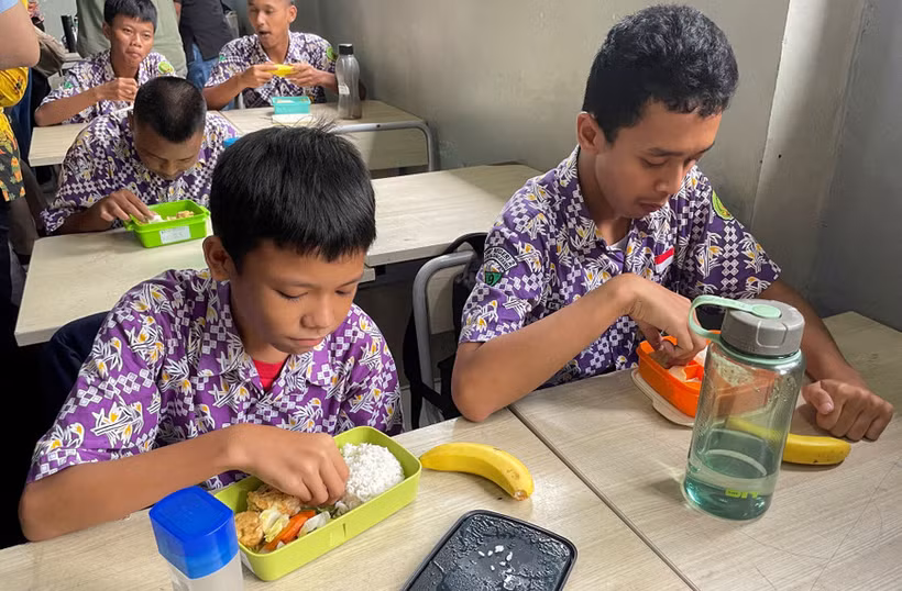 Indonesian students have free lunch at school. (Photo: Reuters)