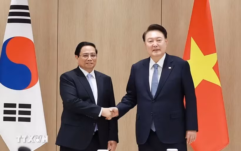 Prime Minister Pham Minh Chinh (L) meets with RoK President Yoon Suk Yeol (Photo: VNA)