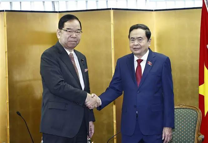 National Assembly Chairman Tran Thanh Man (R)received Chairman of the Presidium of the Japanese Communist Party Central Committee Shii Kazuo in Tokyo on December 6 (Photo: VNA)