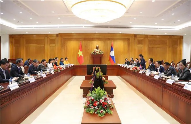 At the talks between Vice Chairman of the Vietnamese National Assembly Nguyen Khac Dinh his Lao counterpart Chaleun Yiapaoher in Viantiane on July 4 (Photo: VNA)