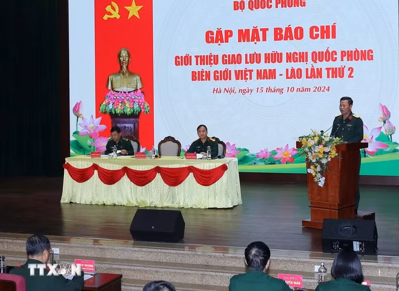 A press conference is held on October 15 to announce the second Vietnam-Laos border defence friendship exchange. (Photo: VNA)