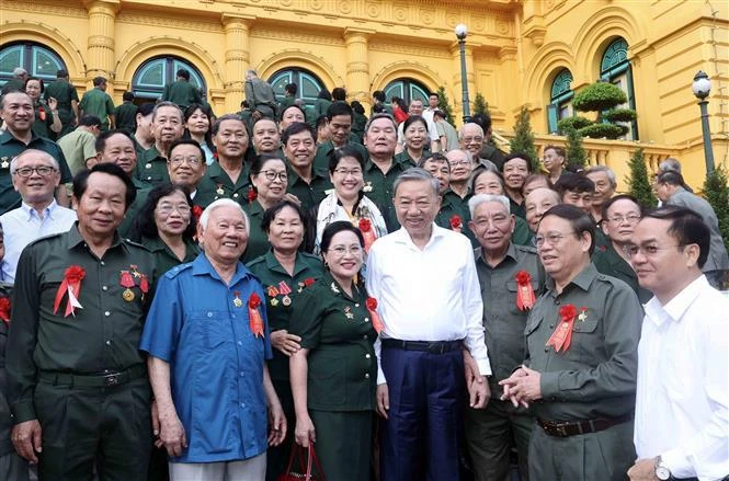 President To Lam and former youth volunteers (Photo: VNA)