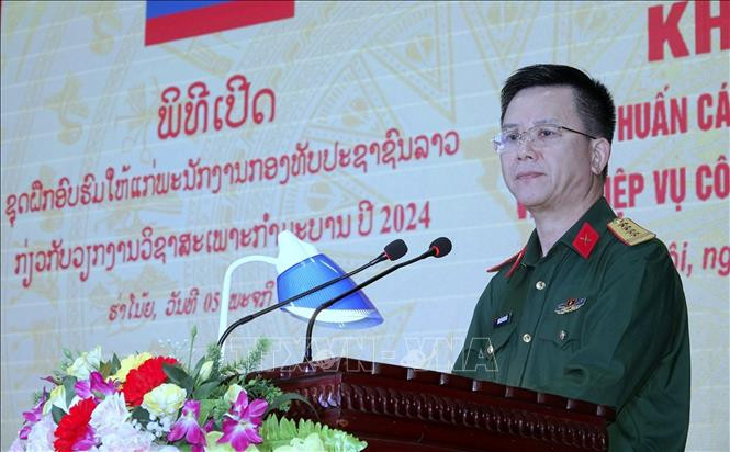 Colonel Nguyen Dinh Duc, who is in charge of the trade union affairs division at the General Department of Politics of the Vietnam People’s Army, speaks at the opening of the training course. (Photo: VNA)