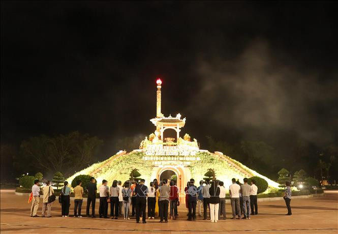 People visit Quang Tri Ancient Citadel. (Photo: VNA)