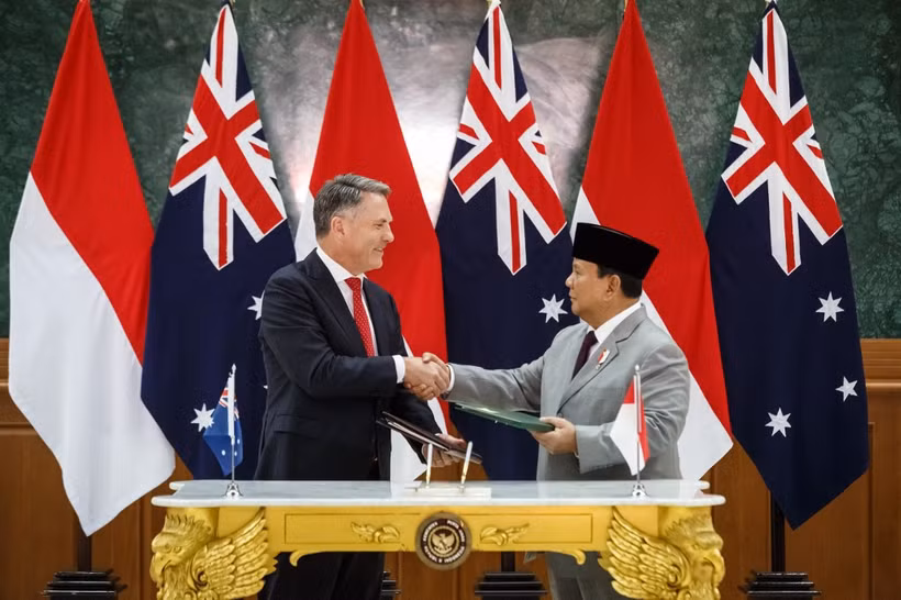 Indonesia’s Defence Minister and president-elect Prabowo Subianto (right) and Australia's Defence Minister and Deputy Prime Minister Richard Marles shake hands after signing the Australia-Indonesia Defence Cooperation Agreement (DCA) in Magelang, Central Java, on August 29. ( Photo: AFP) 