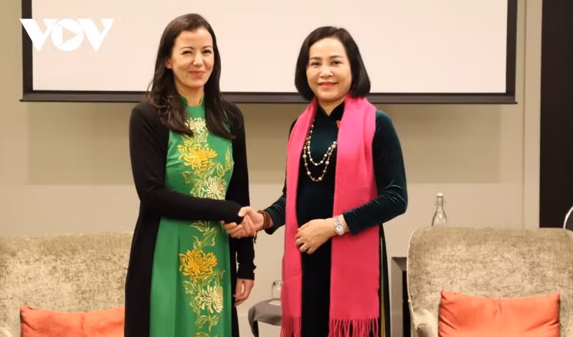 Pham Thi Ngoc Lan, the first Vietnamese-origin lawmaker in the New Zealand Parliament (L) meets with NA Vice Chairwoman Nguyen Thi Thanh in Wellington, New Zealand. (Photo: VNA)