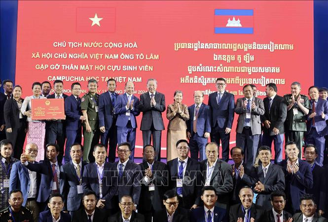 President To Lam (eighth from left, third row) and Cambodian alumni studying in Vietnam (Photo: VNA)