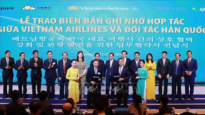 Prime Minister Pham Minh Chinh witnesses the signing of a memorandum of understanding between Vietnam Airlines and Korean partners. (Photo: VNA)