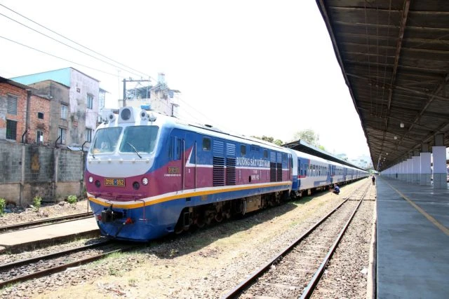 A train on the railway line connecting HCM City and Da Nang City. (Photo: VNA)