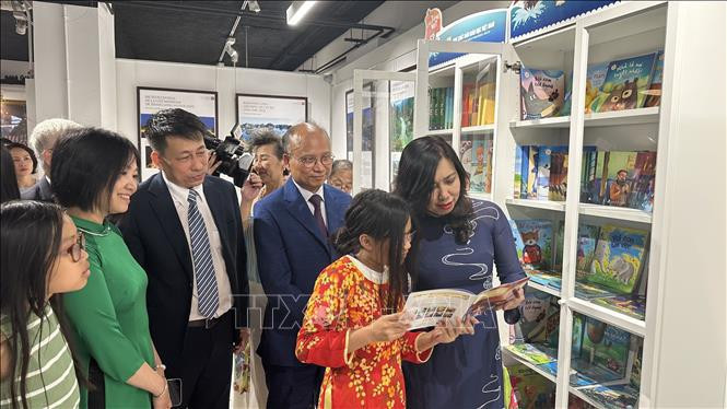 Deputy Minister of Foreign Affairs Le Thi Thu Hang, who is also Chairwoman of the State Committee for Overseas Vietnamese Affairs (COVA), attends the inauguration ceremony for the “Vietnamese bookcase” in Paris. (Photo: VNA)