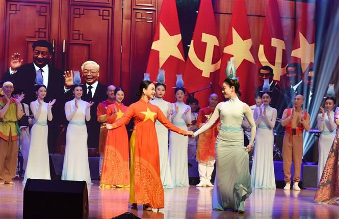 A performance at the art programme celebrating the Hanoi-Beijing friendship (Photo: VNA)