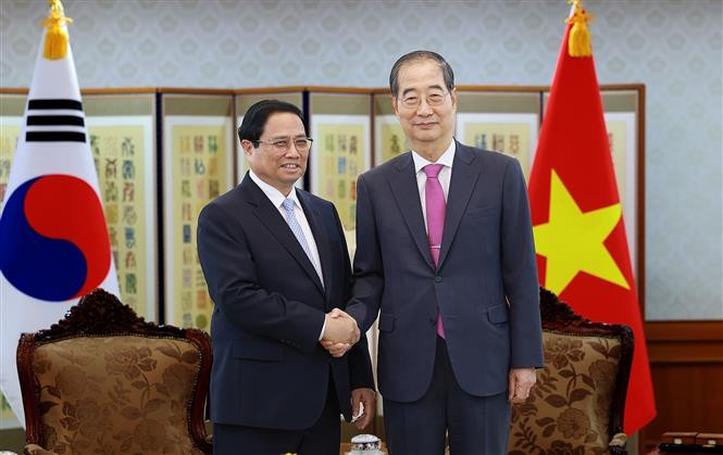 Prime Minister Pham Minh Chinh (L) and his Korean counterpart Han Duck Soo hold talks in Seoul on July 2 (Photo: VNA)