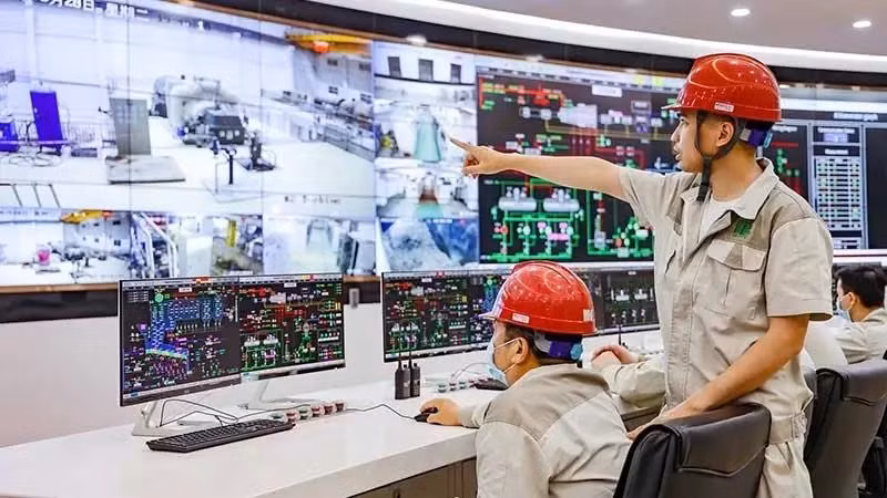 Workers at the Soc Son waste-to-energy plant, located in the Nam Son Waste Treatment Complex in Hanoi’ Soc Son district, operate the waste treatment process to generate electricity (Photo: VNA)