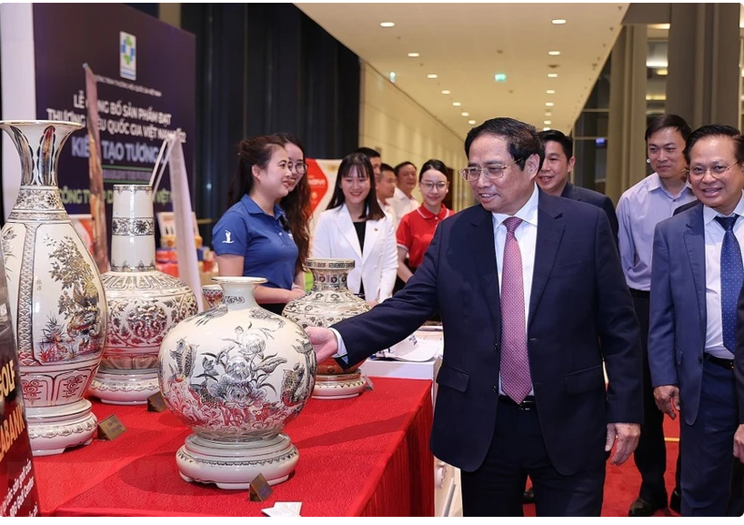 Photo: Prime Minister Pham Minh Chinh visits a booth displaying national-branded products in 2022. (Photo: VNA)