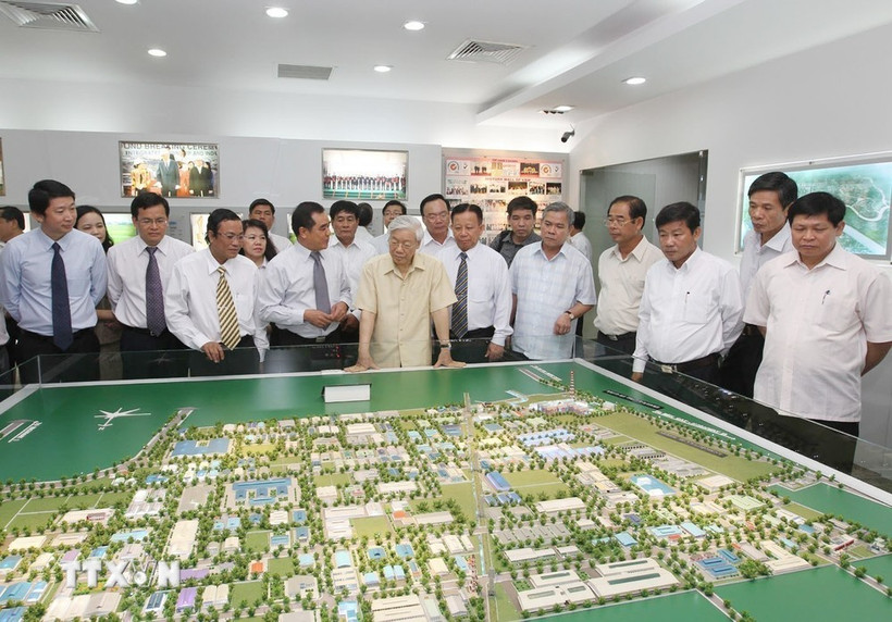 Party General Secretary Nguyen Phu Trong visits the Vietnam-Singapore Industrial Park I (VSIP I) in Binh Duong province on April 13, 2013. (Photo: VNA)"