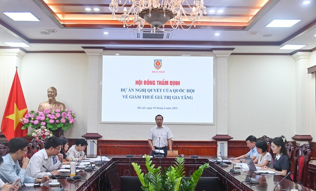 Appraisal session on the National Assembly’s draft Resolution on VAT reduction. (Photo of baochinhphu.vn)