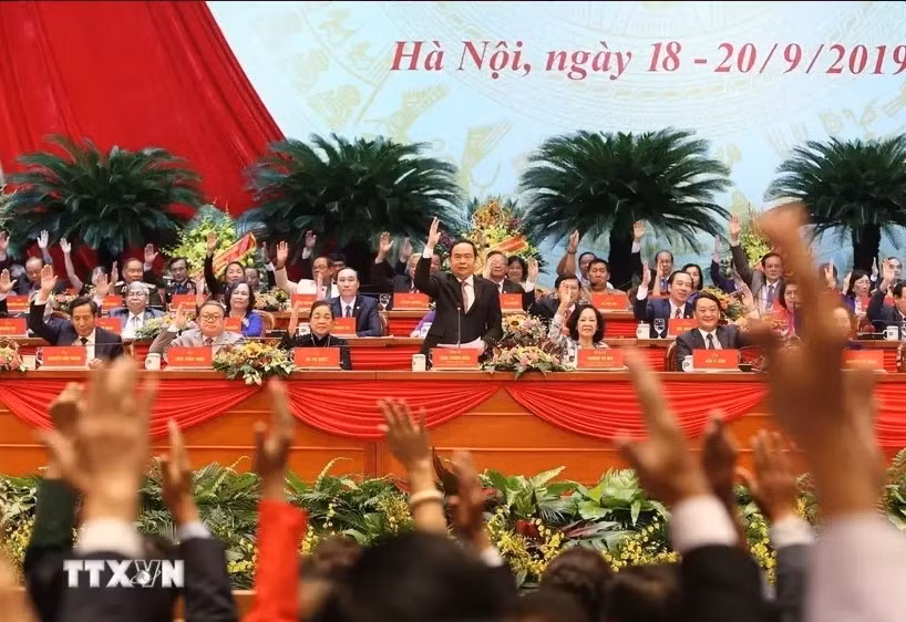 Delegates vote to approve the list of 374 members of the 9th Central Committee of the Vietnam Fatherland Front in the 2019-2024 tenure. (Photo: VNA)