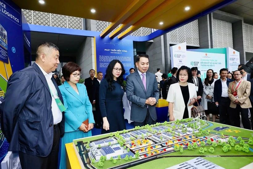 An exhibition on cross-border e-commerce helps businesses seek trade opportunities, establish long-term cooperative relationships with foreign suppliers, logistics partners and e-commerce platforms. (Photo: VietnamPlus)