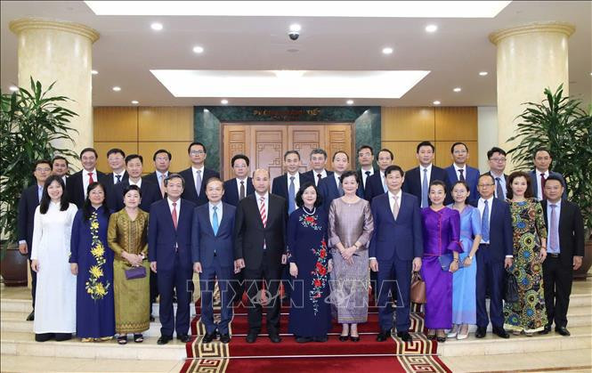 Head of the Communist Party of Vietnam (CPV) Central Committee's Commission for Mass Mobilisation Bui Thi Minh Hoai (seventh from left, front row) and the delegation of the Mass Movement Commission of the Cambodian People’s Party (CPP) Central Committee take a group photo (Photo: VNA)
