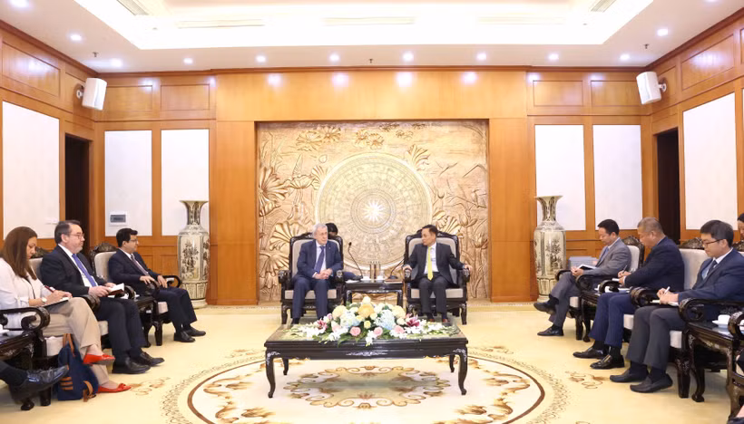 Secretary of the Party Central Committee and Chairman of its Commission for External Relations Le Hoai Trung (R) hosts a reception for Chilean Minister of Foreign Affairs Alberto Van Klaveren in Hanoi on August 27. (Photo: VNA)