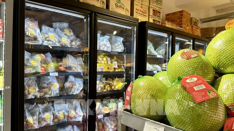 Vietnamese fruits are sold in a French supermarket (Photo: VNA)