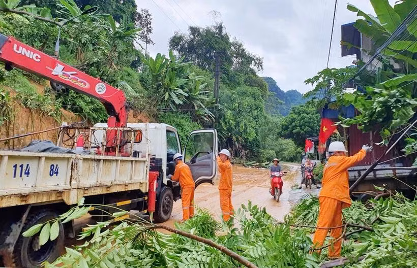 Efforts are underway to restore power supply to Typhoon Yagi impacted regions. (Photo: VNA)