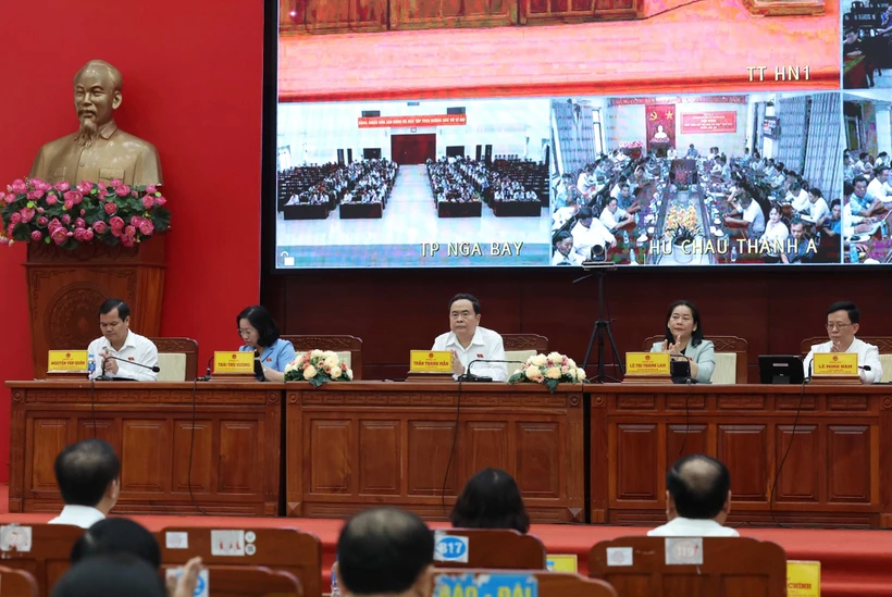 NA Chairman Tran Thanh Man (centre) meets with voters (Photo: VNA)