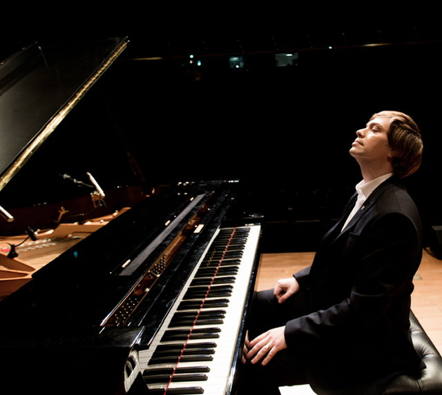 World-renowned composer and pianist Steve Barakatt. (Photo: Courtesy of the Canadian Embassy in Vietnam) 