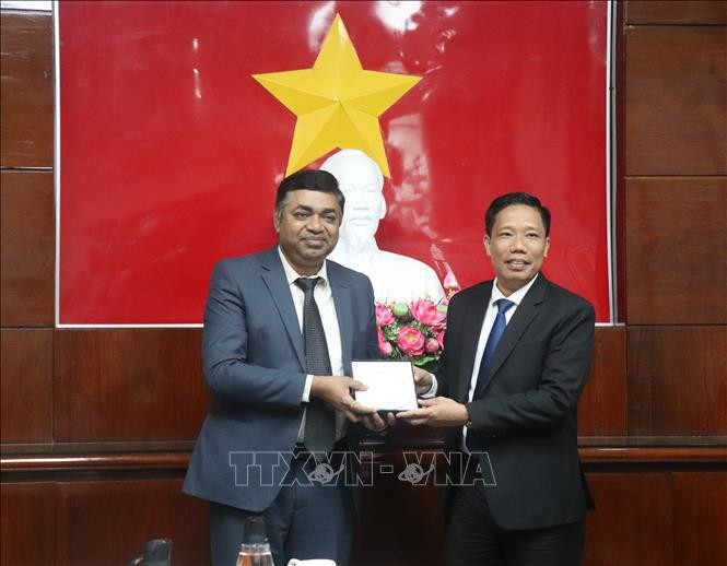 Vice Chairman of the Can Tho city People's Committee Nguyen Thuc Hien (right) and Indian Consul General to Ho Chi Minh City Madan Mohan Sethi. (Photo: VNA)