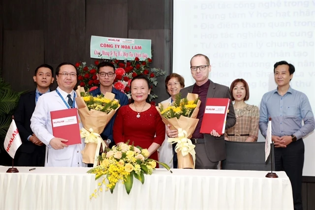 Hoa Lâm Group and Siemens Healthineers sign a memorandum of understanding for a strategic partnership to enhance healthcare services in HCM City on June 7. (Photo: Courtesy of Hoa Lam)