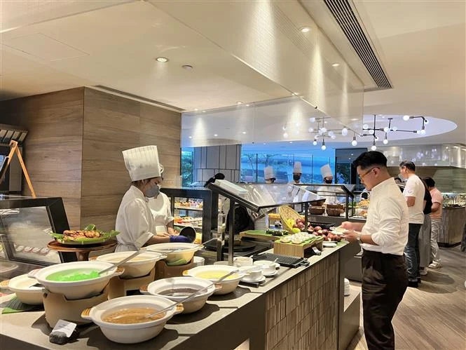 Vietnamese dishes are served at Café East, New World Millennium Hong Kong Hotel, Hong Kong (China). (Photo: VNA)