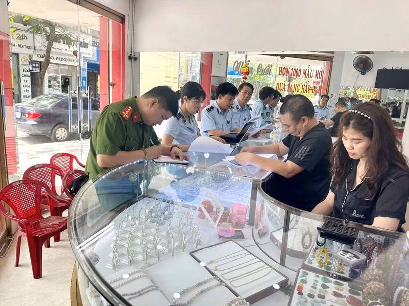 An inter-sectoral force inspects gold trading activities. (Photo: Vietnamplus)