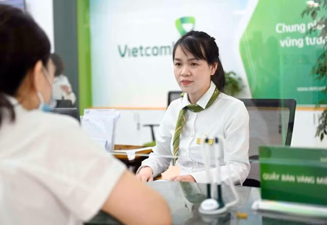 A transaction at a Vietcombank's branch (Photo: VNA)