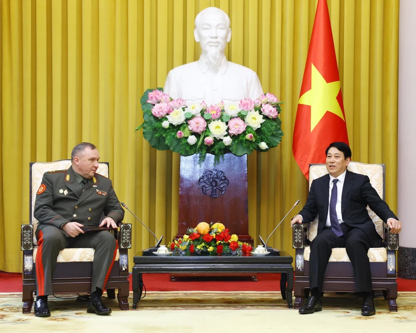 State President Luong Cuong (right) and Belarusian Minister of Defence Khrenin Viktor Gennadievich in Hanoi on December 17. (Photo: VNA)